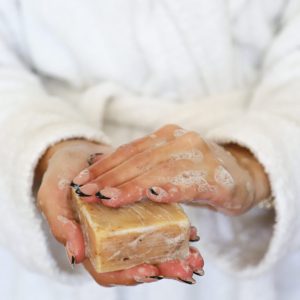 סבון פילינג מוצק קפה ערביקה וקינמון – סבון מיכל