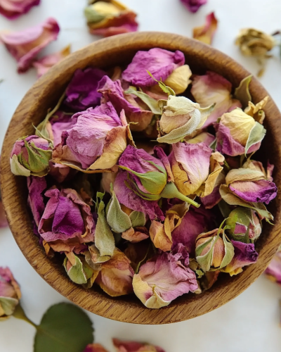 aviv8941_A_whole_dried_roses_in_a_wooden_bowl_on_a_table_and_on_17662cd5-21c9-49b9-9080-9a440dba821b