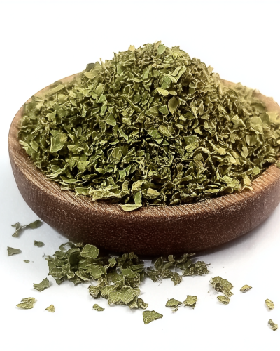 aviv8941_Dried_fenugreek_leaf_spice_for_tea_in_a_wooden_bowl_on_6523a484-27de-4309-a7bd-aea7ee6e210c