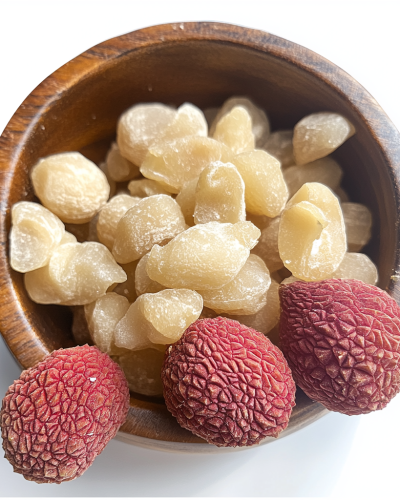 aviv8941_Dried_lychee_in_a_wooden_bowl_on_a_table_against_a_whi_d54bf84e-5d79-4738-975f-ff99c6902337