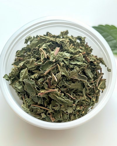 aviv8941_Dried_medicinal_lemon_balm_in_a_bowl_on_a_table_and_on_9f8563d1-0a56-42a3-9db4-0d4dc98fc2a7