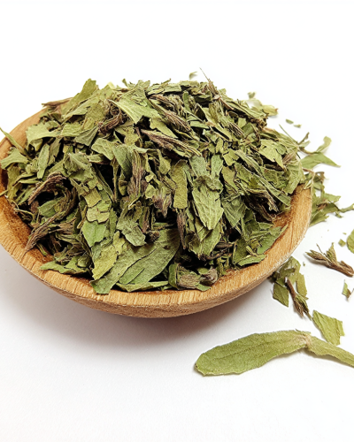 aviv8941_Dried_stevia_leaves_for_tea_in_a_wooden_bowl_on_a_whit_1618ce9d-1de0-4176-8627-326d05ec2aea