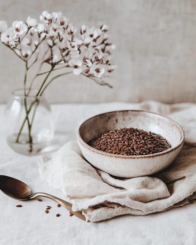 aviv8941_Flax_seeds_in_a_bowl_on_a_table_with_a_white_backgroun_020558ac-99a8-461b-9b4f-4c7b13d1e40a
