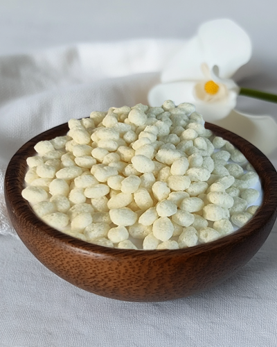 aviv8941_Small_round_rice_crackers_in_a_wooden_bowl_on_a_table__8a461ab4-ec57-492c-876f-768e53c66376 copy